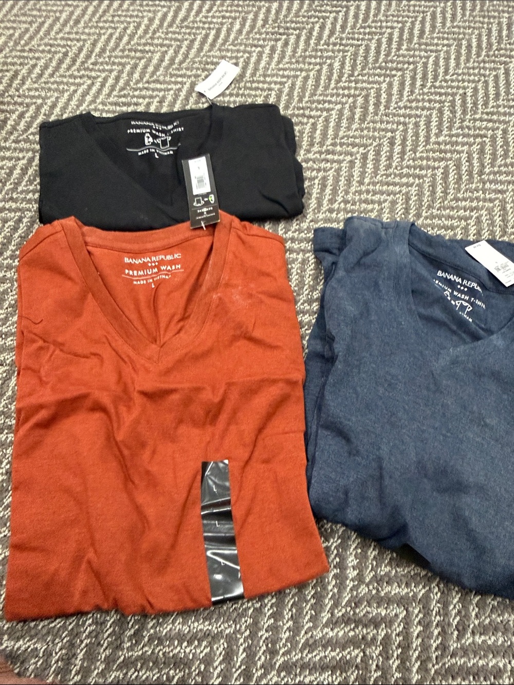 Banana Republic men’s V-Neck Shirt - 3 Tshirts size L, unworn with tags